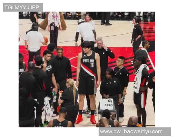 开拓者球迷嘉年华对抗赛黑队险胜白队杨瀚森队友夏普荣膺MVP称号 开拓者球迷嘉年华对抗赛黑队险胜白队杨瀚森队友夏普荣膺MVP称号