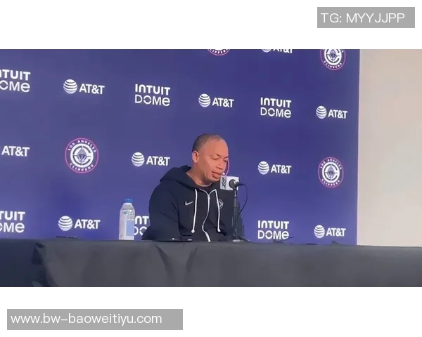 快船关键时刻小范指挥战术泰伦卢在场边无奈围观愤怒表情引热议